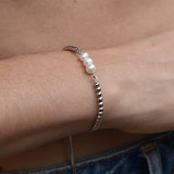Pulsera Tres Perlas Ajustable Plateada
