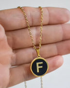 Collar Letra Fondo Negro