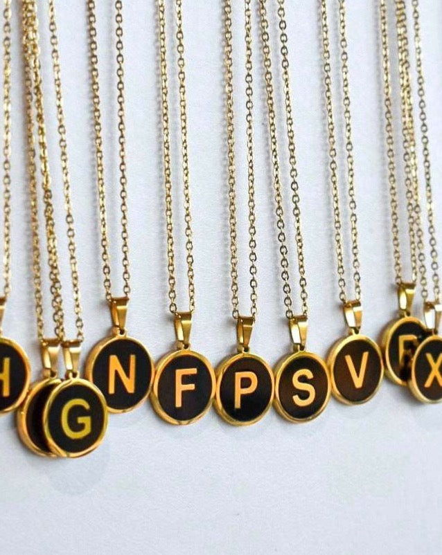 Collar Letra Fondo Negro