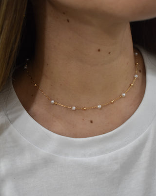 Choker Pearls and dots