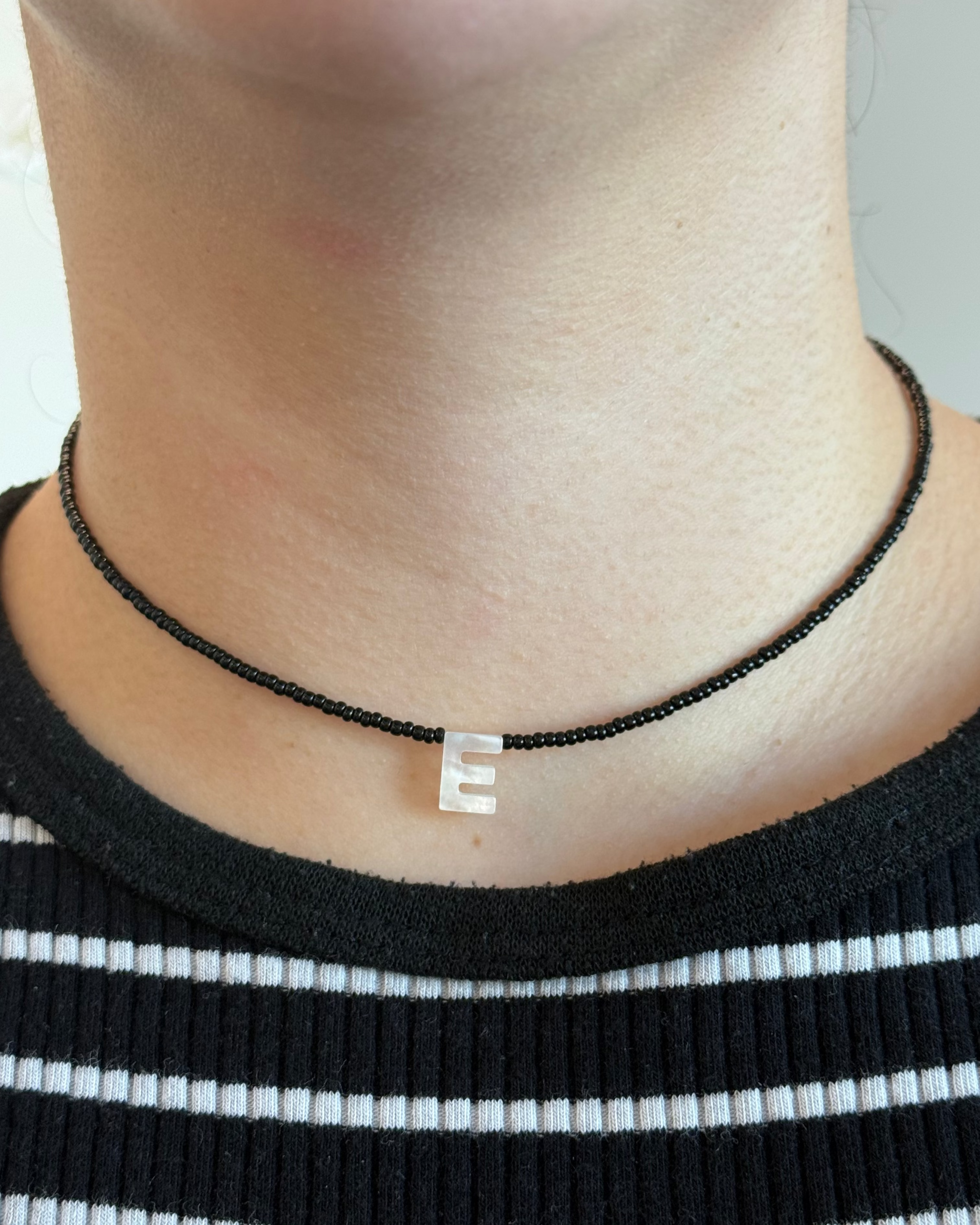 Collar Letra Black Madre Perla